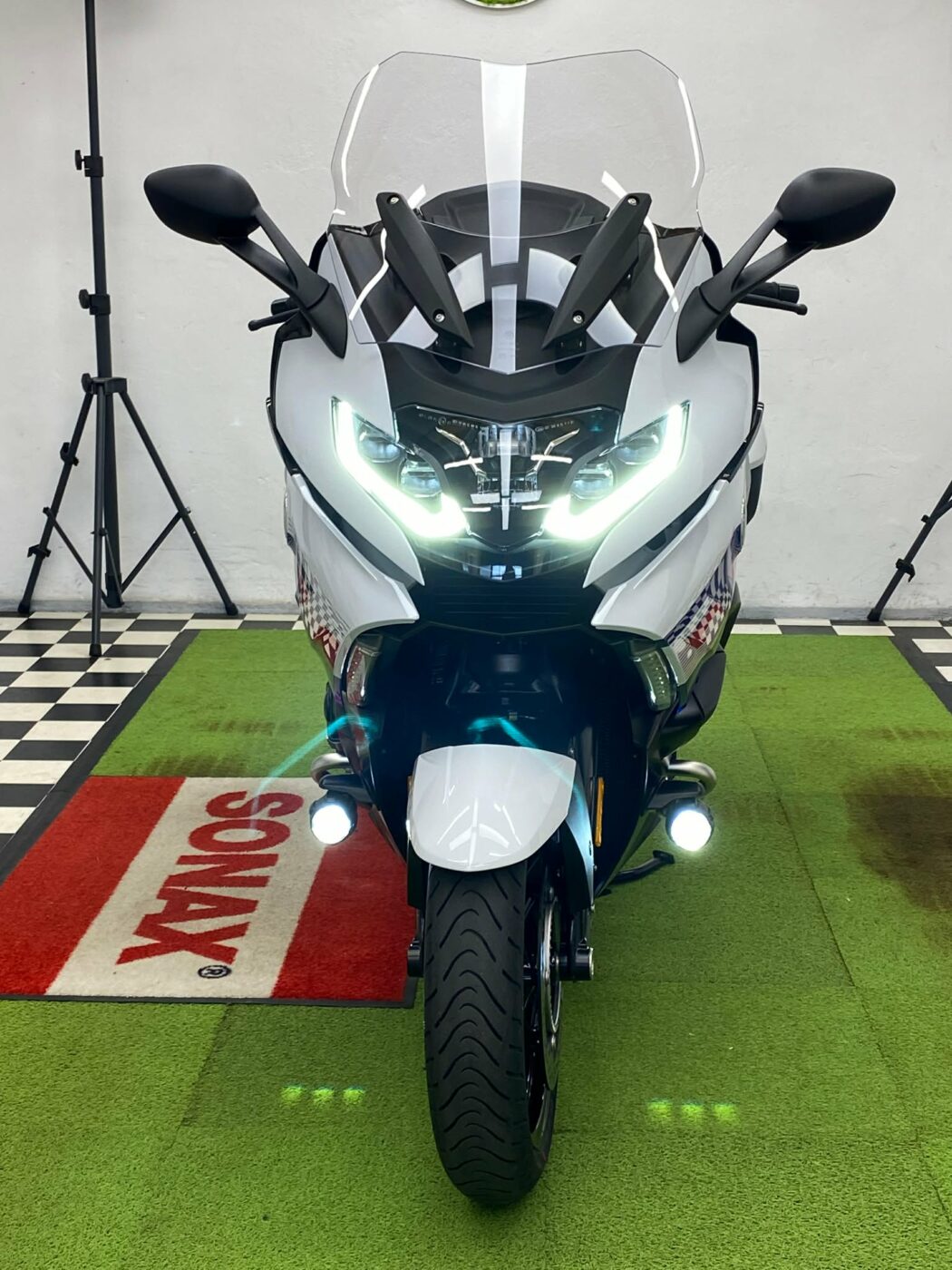 Przygotowanie powierzchni motocykla i czyszczenie detali