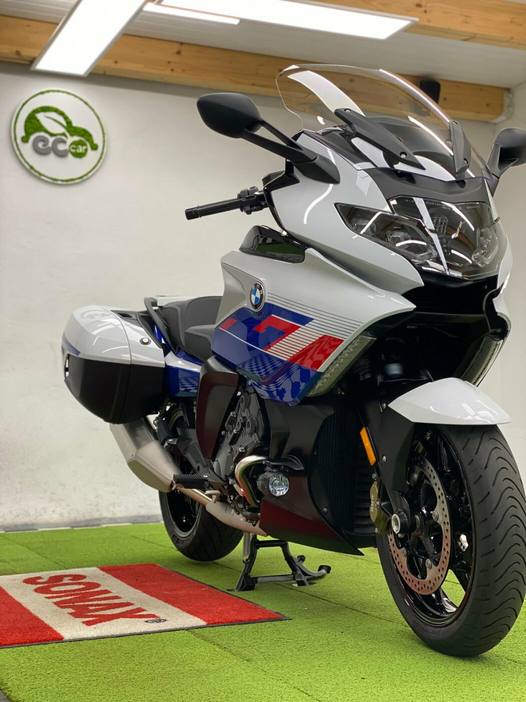 Zabezpieczenie motocykla powłoką hydrofobową - krople wody na lakierze